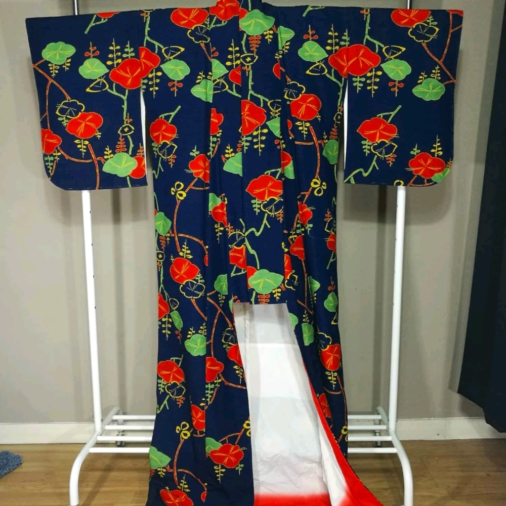 Authentic Vintage floral kimono w/ ombre lining
